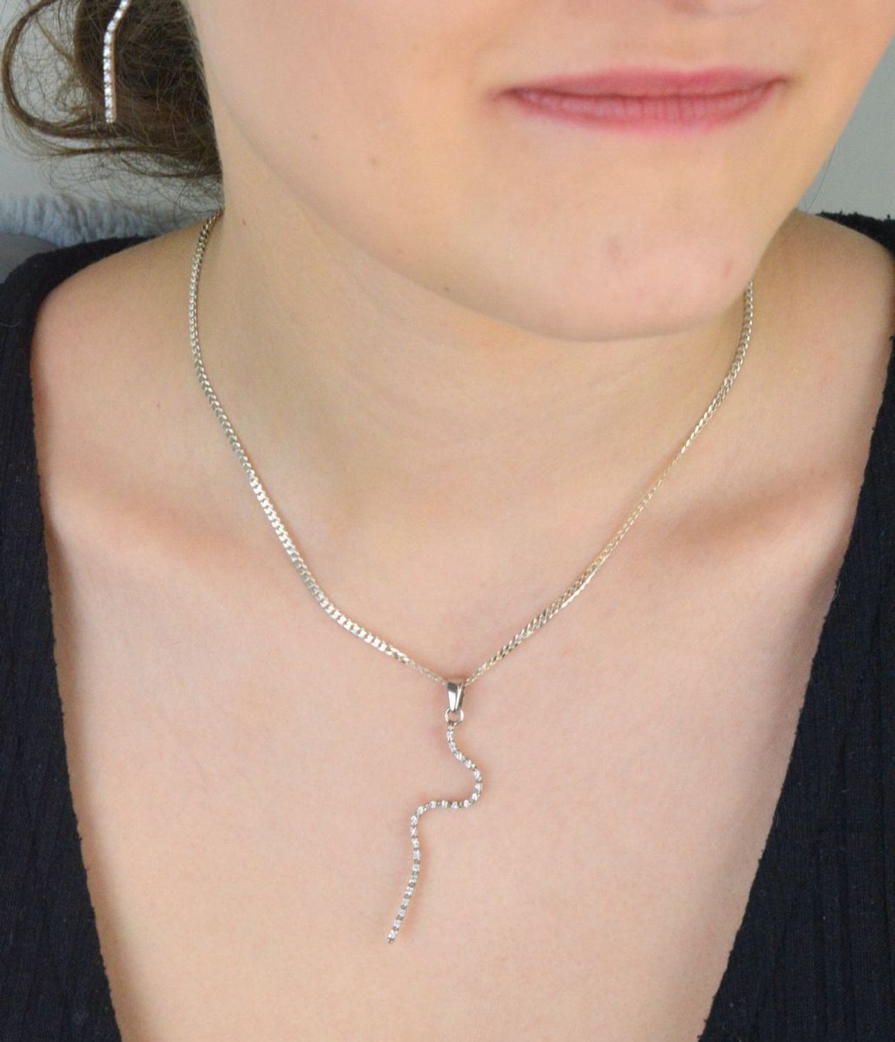 Zawieszka damska W 1580 wykonana ze srebra próby 925. Długość 5,5 cm, zdobiona drobną cyrkonią o szerokości 1 mm, waga 1,91 g. Smukła, elegancka biżuteria na każdą okazję.1.jpg